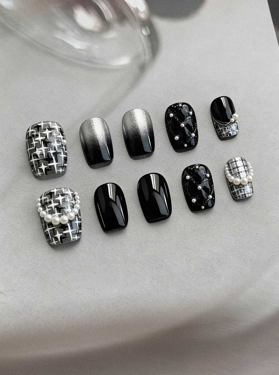 Dekorative Press-On Nagelkunst Kollektion mit Perlen- und Ombre-Akzenten