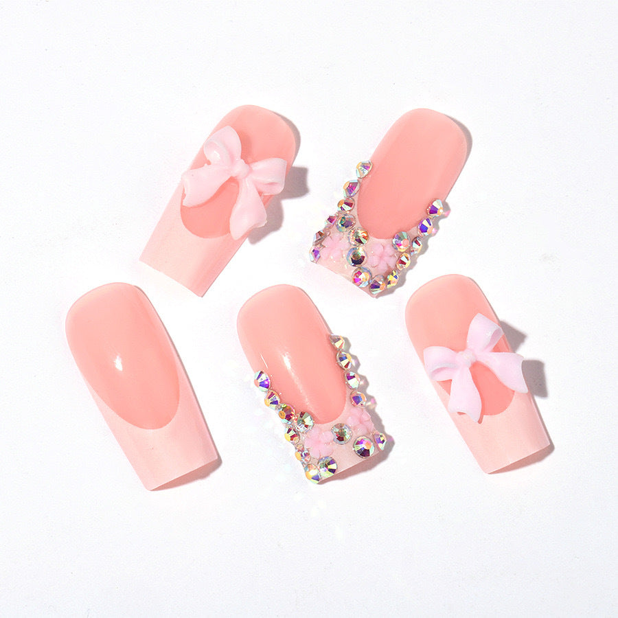 Kunstnagelset mit glamourösen 3D-Schleifen und Kristallverzierungen Brehn