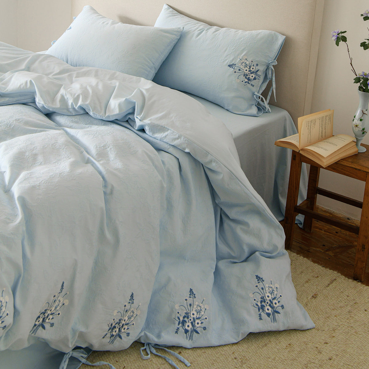 Leichtes Jacquard-Baumwoll-Bettbezug-Set mit handgestickten Blumenzweigen, Bindeschlaufen und Oxford-Kissenbezügen