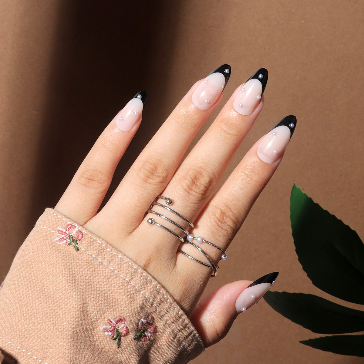 Elegante Stiletto Press-On Nägel mit klassischem französischem Design Brehn