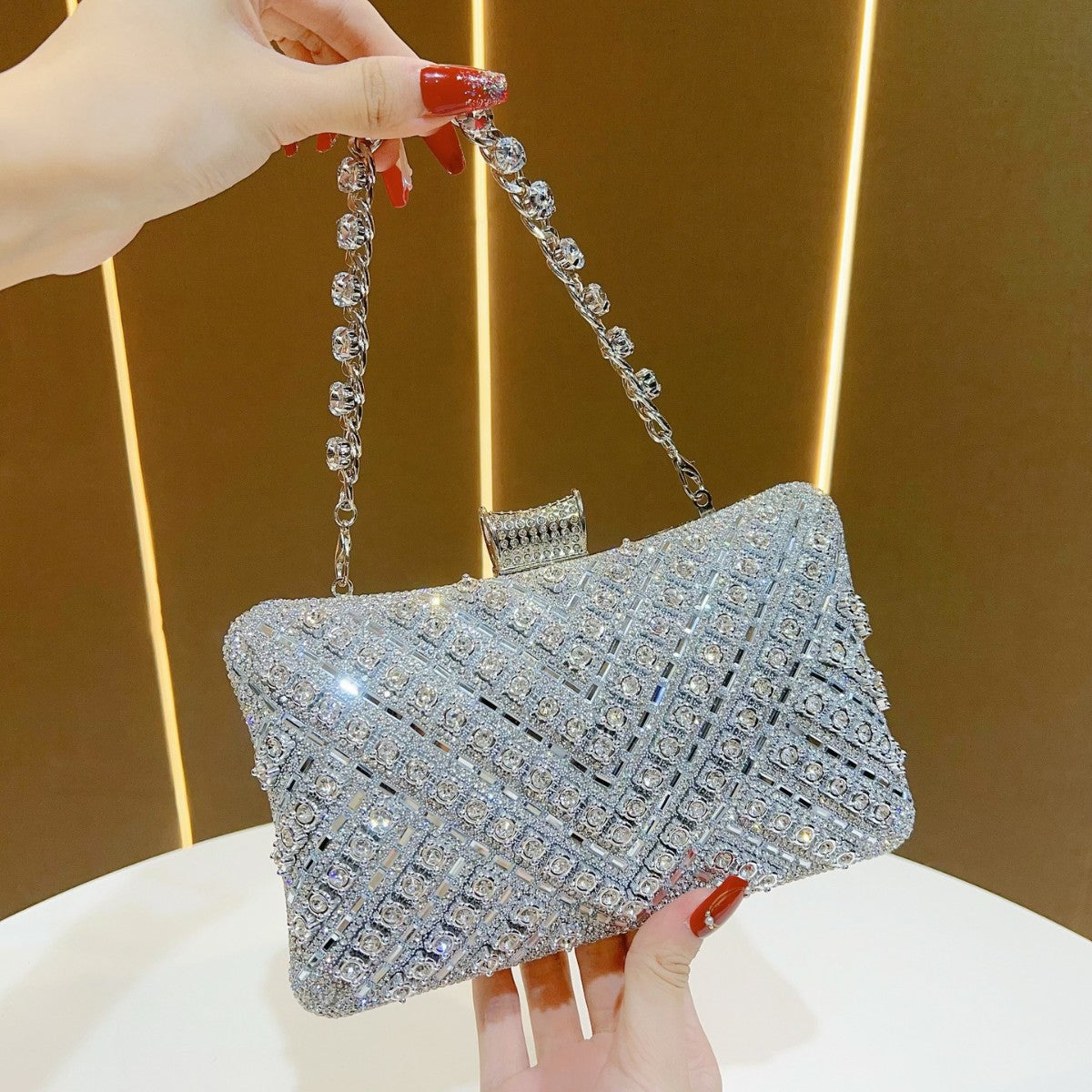 Elegante mit Schmucksteinen verzierte Abendhandtasche