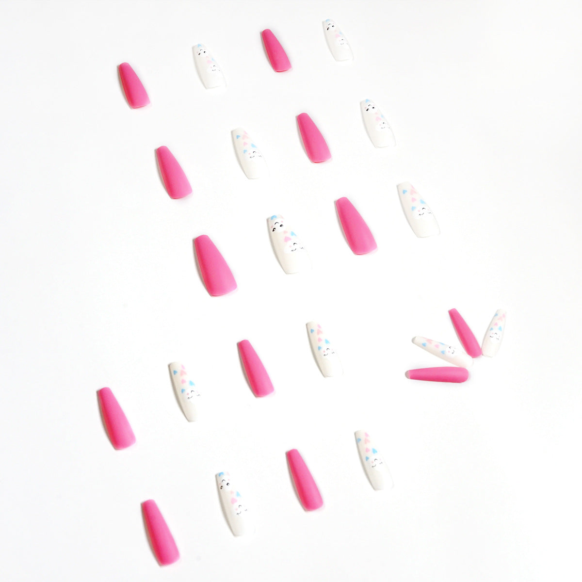 Kunstvolle Nagelkunst mit niedlichen Wolken- und Herzmotiven Brehn