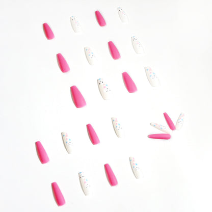 Kunstvolle Nagelkunst mit niedlichen Wolken- und Herzmotiven Brehn