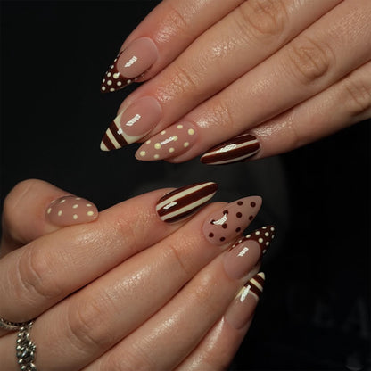 Kunstvolle Nagelkunst mit geometrischen Motiven Brehn