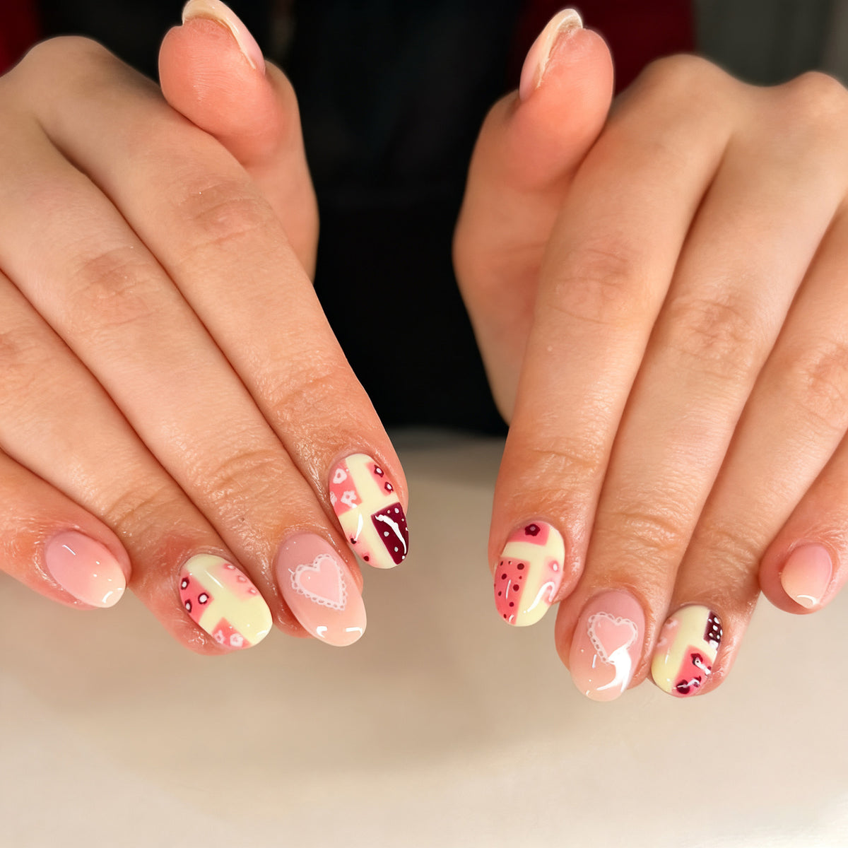 Halloween Kunstnagelset mit kreativen Motiven und glitzernden Details Brehn