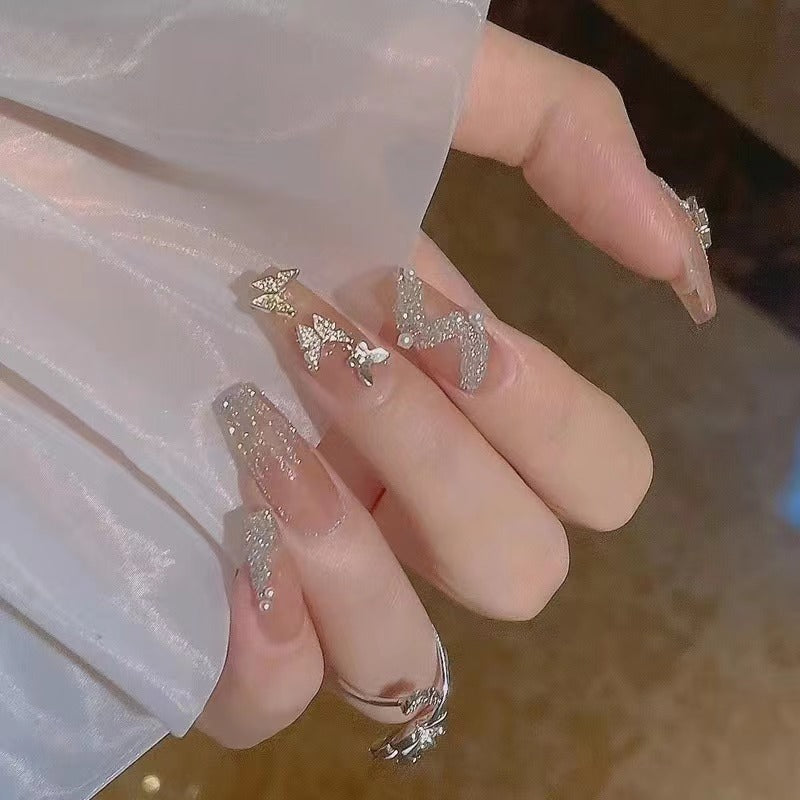 Glamouröse Nagelkunst mit Strass- und Schmetterlingselementen Brehn