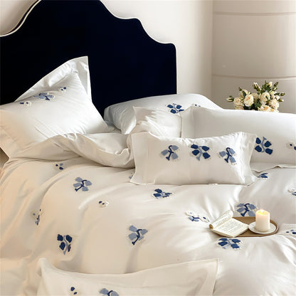 Bestickte Baumwollsatin-Bettwäsche-Garnitur mit dezenten blauen Blumenmotiven