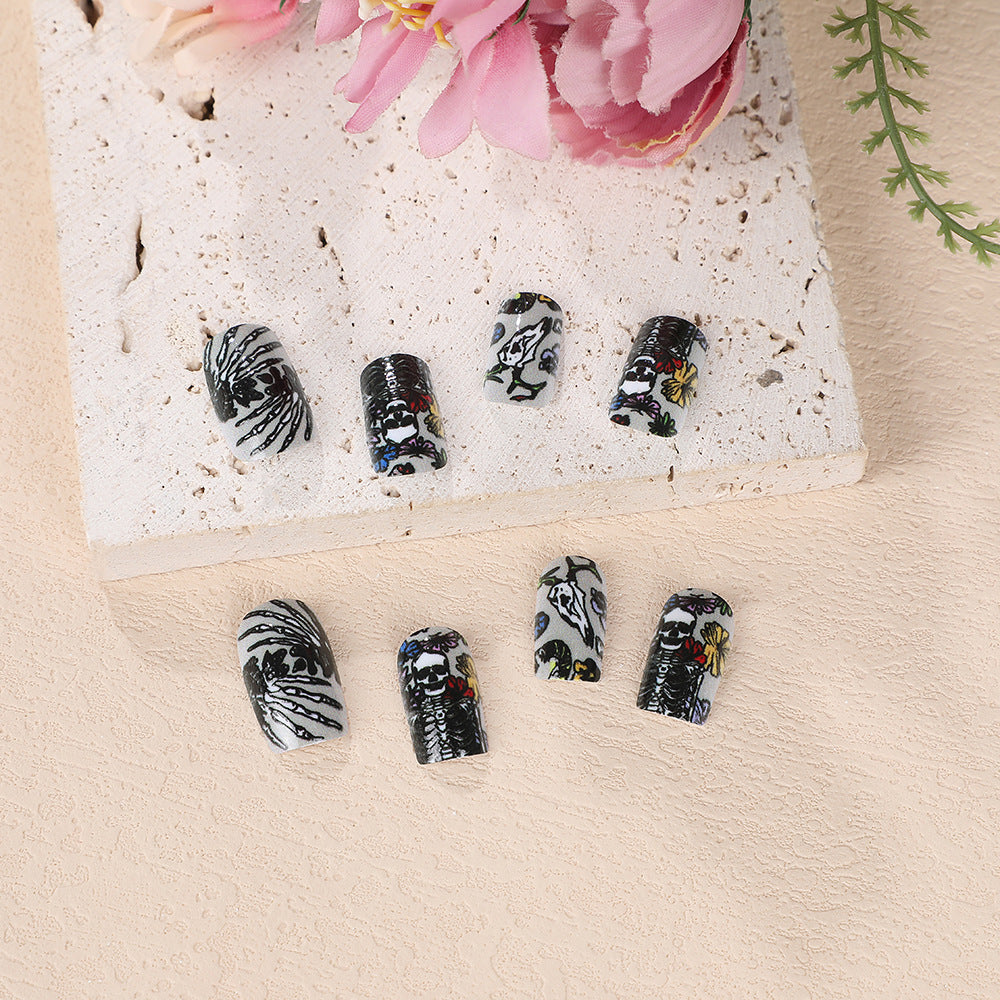 Kreatives Skelett-Nageldesign Brehn