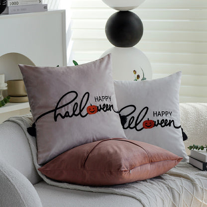 Quadratischer dekorativer Kissenbezug mit besticktem Happy‑Halloween‑Schriftzug, Kürbis‑Applikation und Quasten Brehn