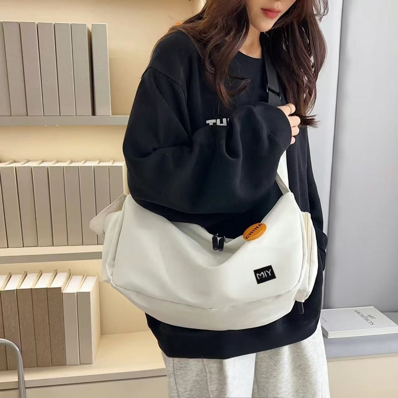 Schultertasche Mit Praktischen Fächern Brehn