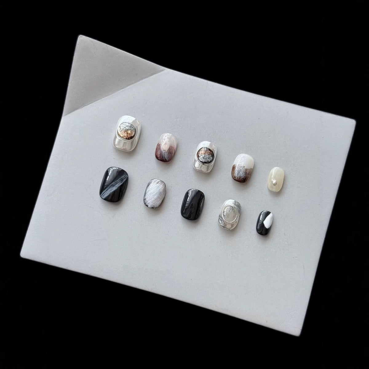 Künstlerisches Press-On Nagel-Set mit eleganten Designs