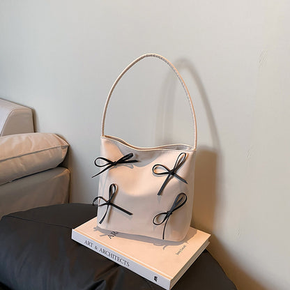 Schultertasche mit Schleifenverzierung