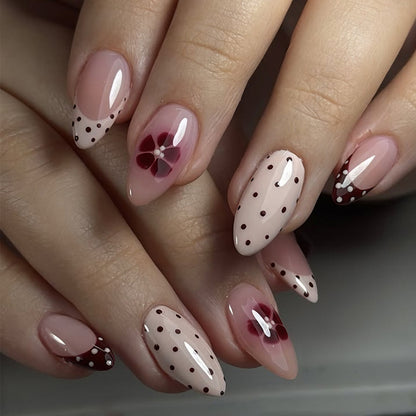 Kunstnagelset mit Eleganter Blüten- und Punktemuster Gestaltung Brehn