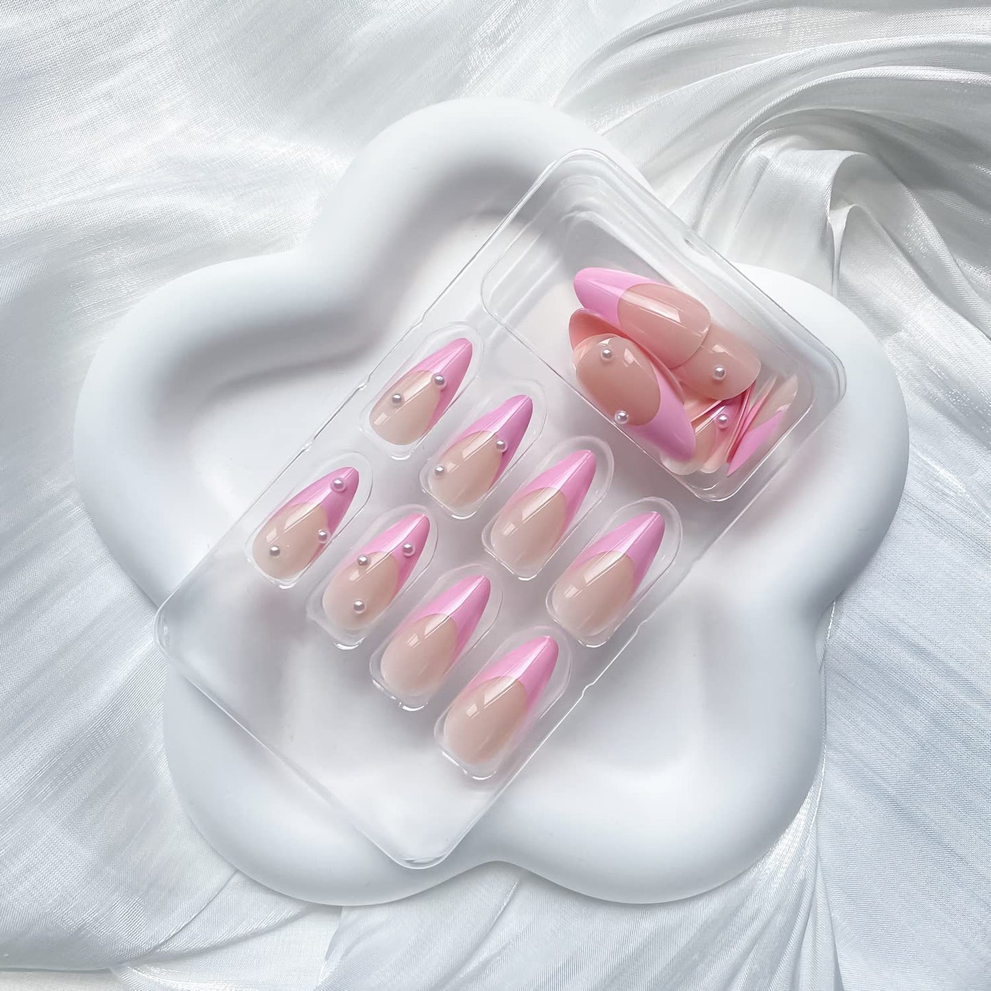 Kunstnagelset mit eleganten Perlenverzierungen Brehn