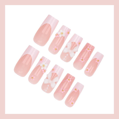 Kunstnagelset mit eleganten floralen Verzierungen Brehn
