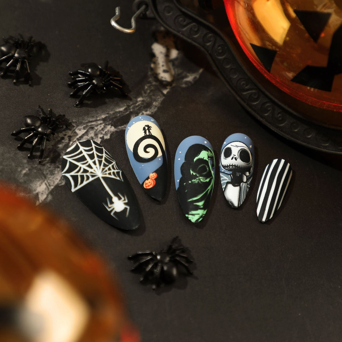 Kunstvolle Halloween Nagelverlängerungen im Gothic-Design Brehn