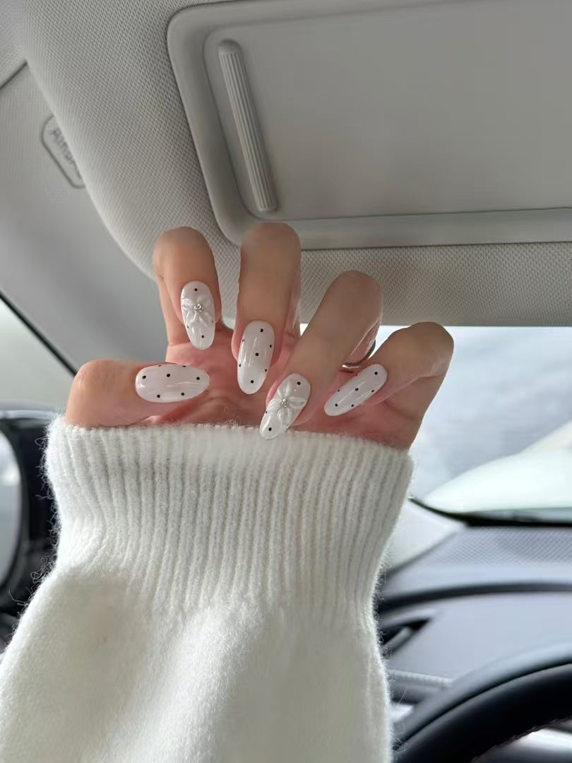 Dekoratives Press-On Nagelkunstset mit einzigartigen 3D-Elementen