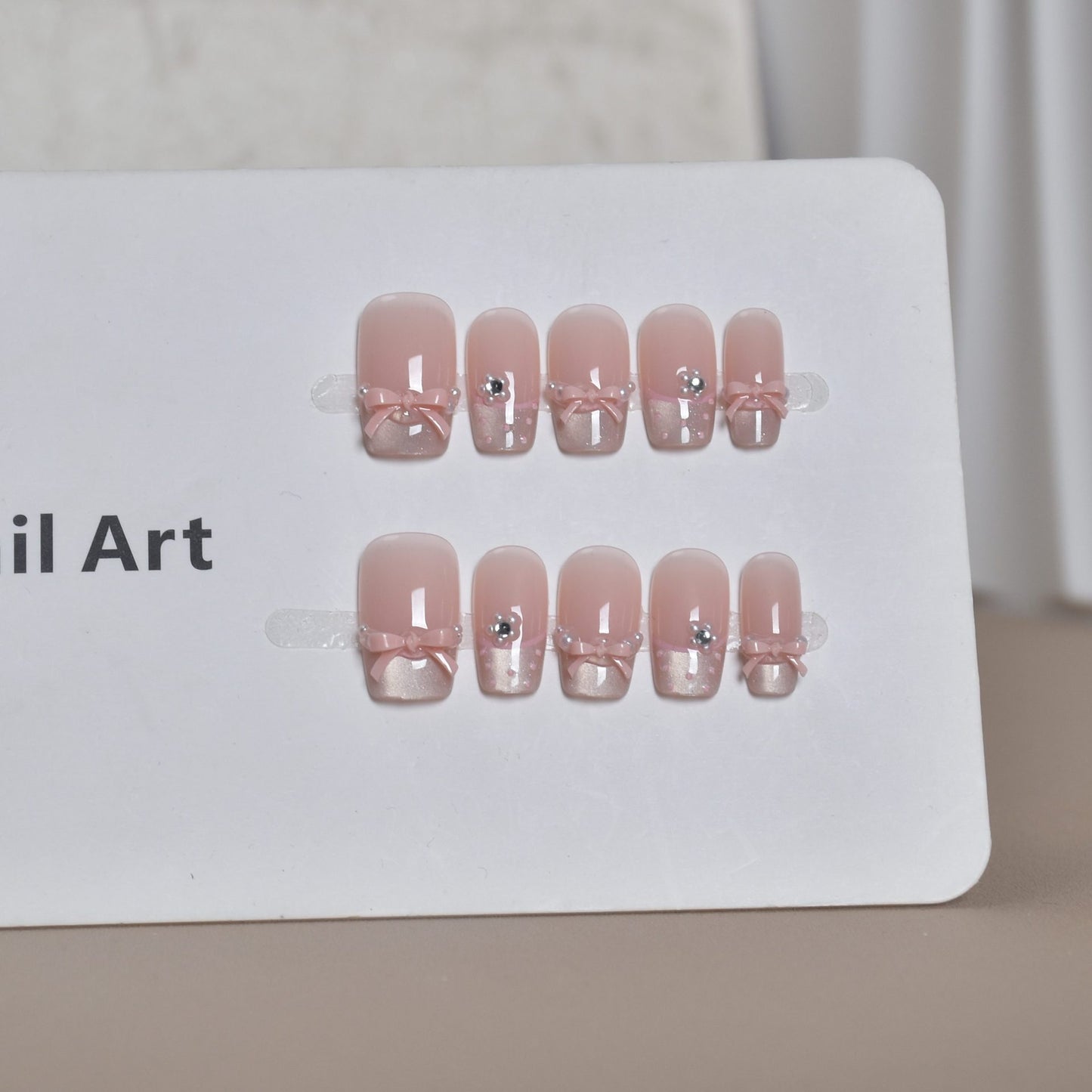 Elegante französische Spitze Aufkleber-Nagelkunst mit Schleifenakzenten Brehn