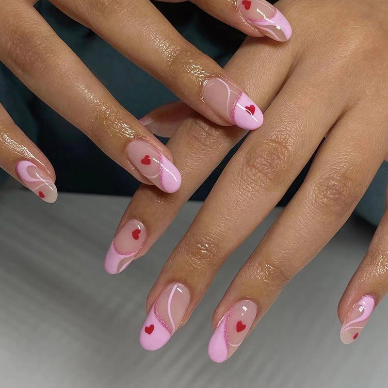 Kunstvolle Nagelverlängerungen mit Herzen-Motiv Brehn