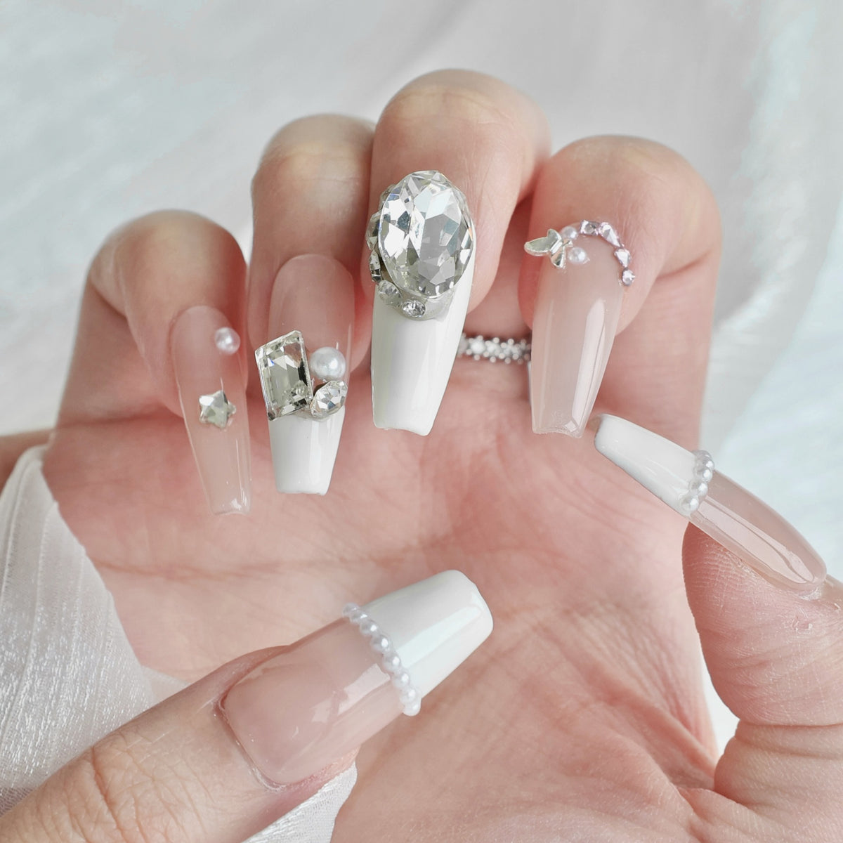 Dekoratives Press-On-Nagelkunst-Set mit Strassverzierungen