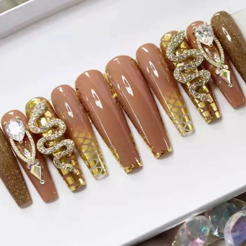 Exklusive Stiletto-Kunstnägel mit Glitzer- und Schmuckakzenten Brehn