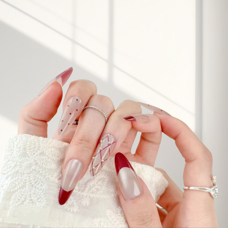 Elegante Kunstnagel-Set mit stilvollen roten Akzenten Brehn