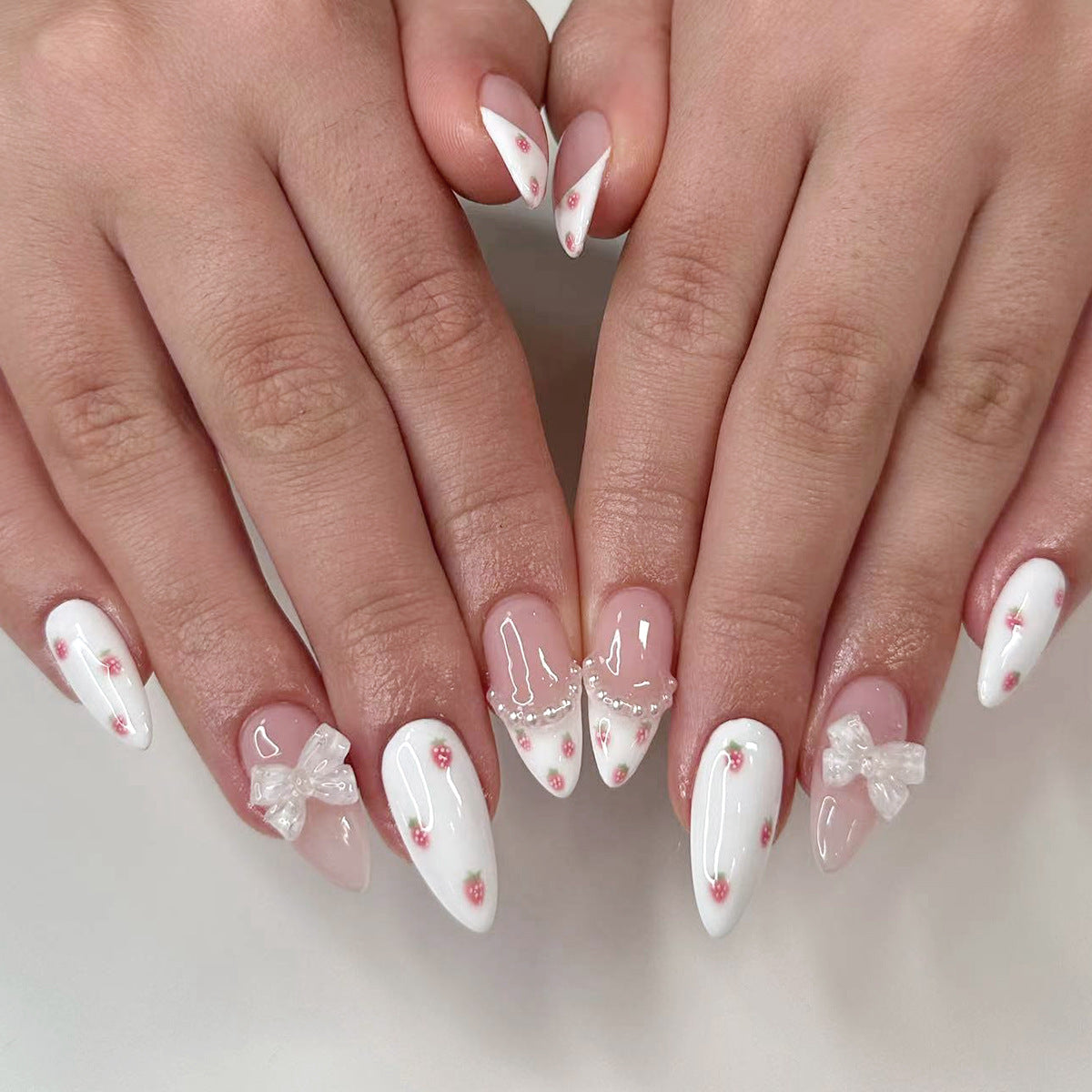 Elegante Stiletto Kunstnägel mit floralen Mustern Brehn