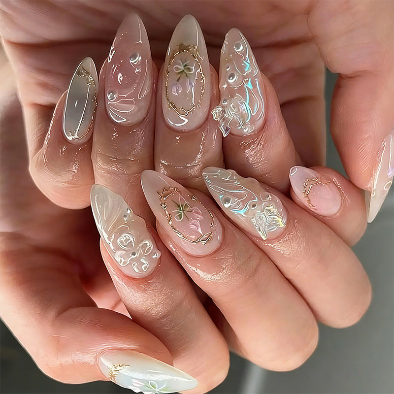 Elegante Kunstnägel mit holografischen und floralen Verzierungen Brehn