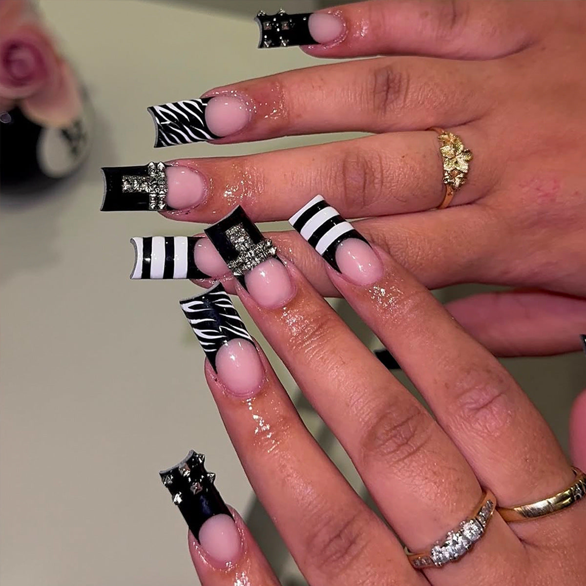 Kunstnägel Im Modernen Streifen- und Zebra-Design Brehn