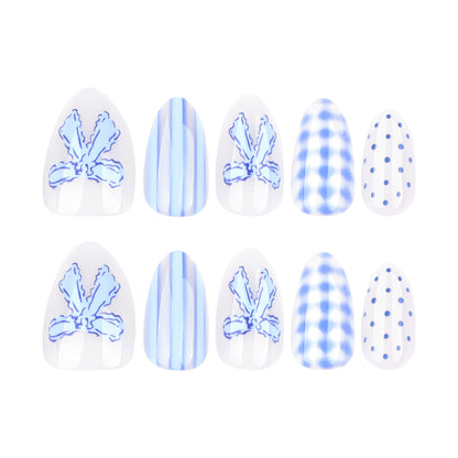 Kunstvolle Nagelkunst mit floralen und gepunkteten Designs Brehn