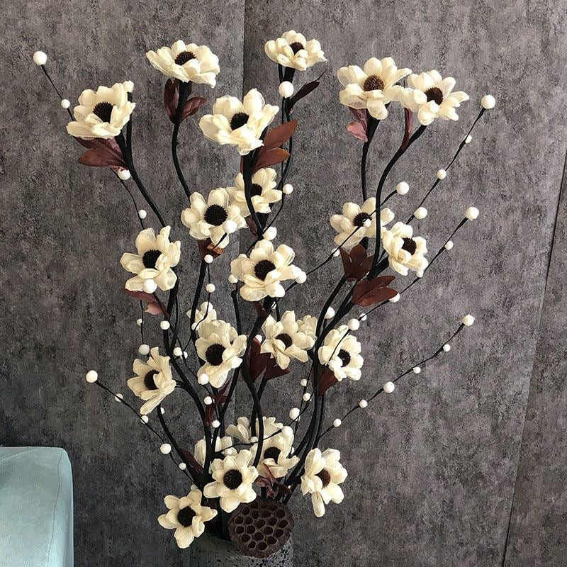 Lebensechte dekorative Blumenarrangement