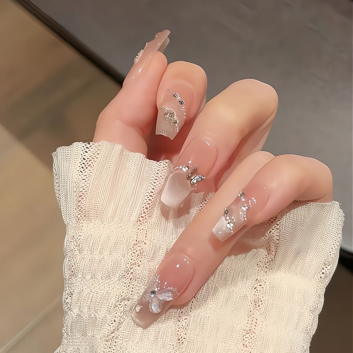Kunstnägel mit Glamourösen Verzierungen und Glanz Brehn