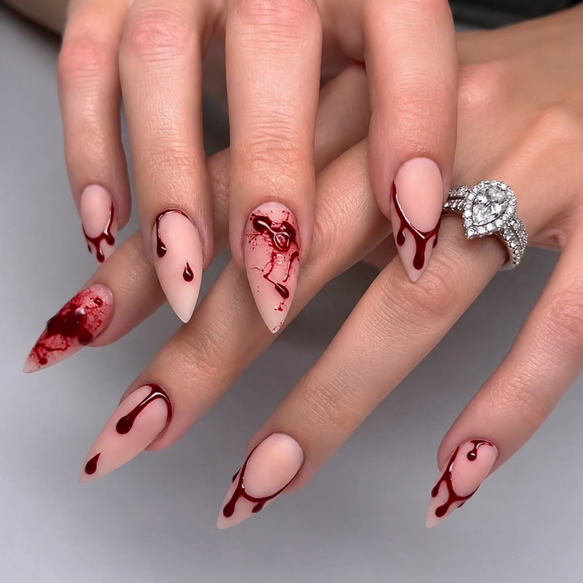 Künstlerisches Press-On Nagelset mit Blutstropfen- und Marmor-Design Brehn