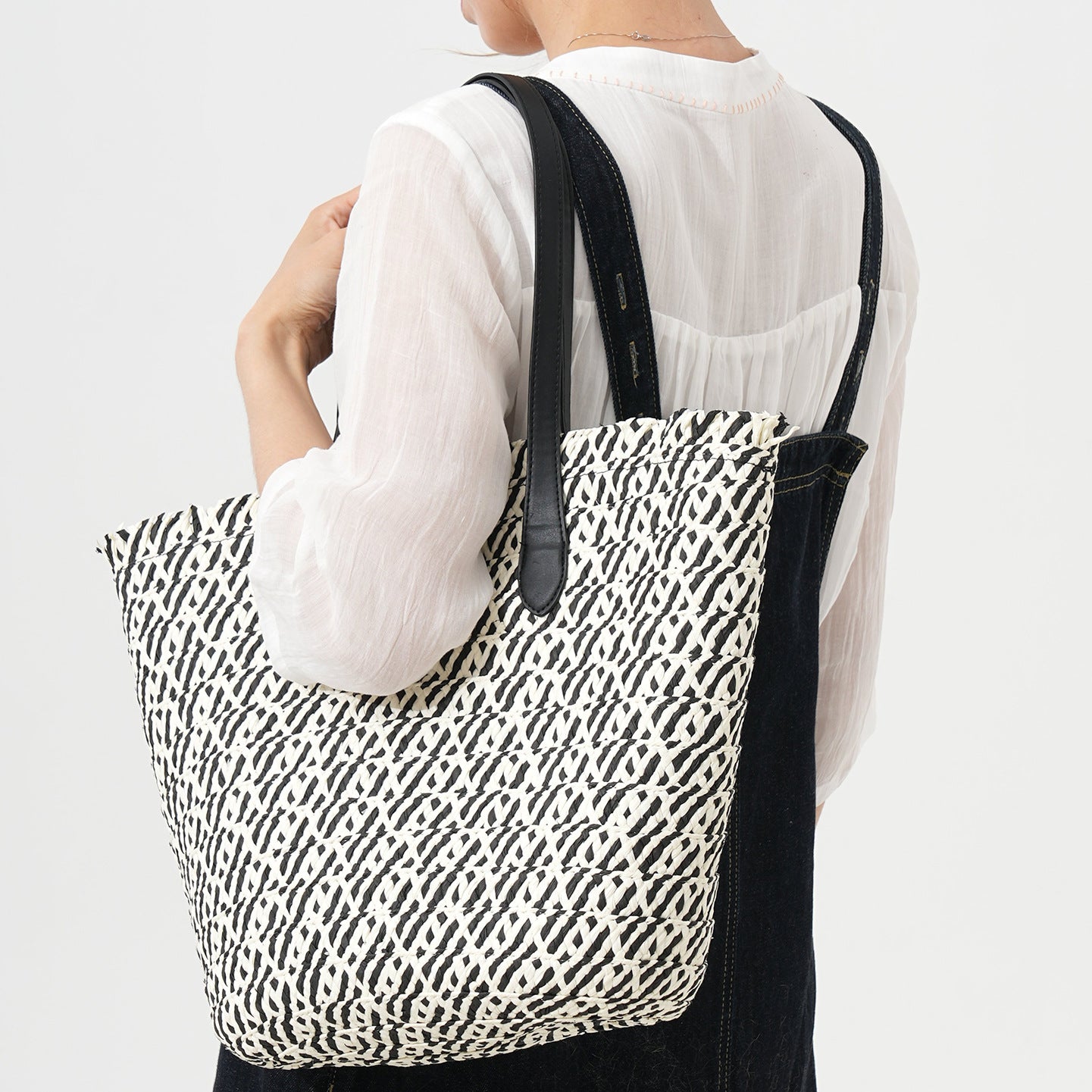 Designer Tragetasche Aus Geflochtenem Material mit Modernen Akzenten Brehn