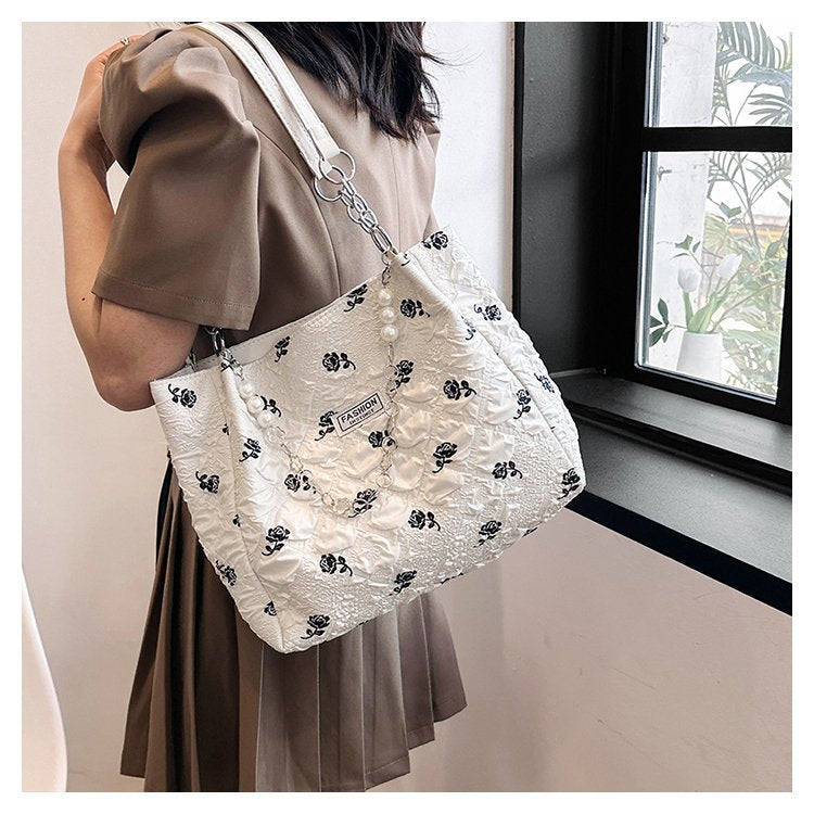 Blumengeschmückte Handtasche