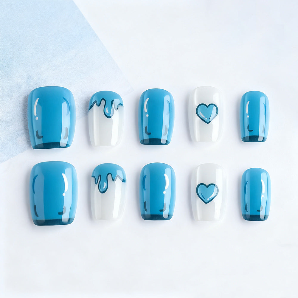 Künstlerisches Press-On-Nagelset mit Herzdesigns Brehn