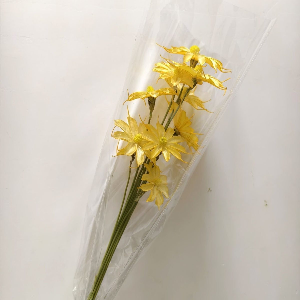 Vibrant künstlicher Blumenstrauß mit stilvoller Verpackung