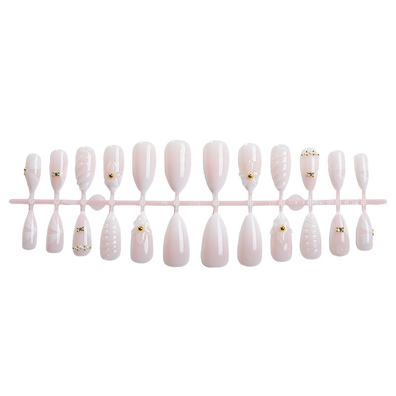 Kunstnagelset mit eleganten floralem Design und luxuriösen Akzenten Brehn
