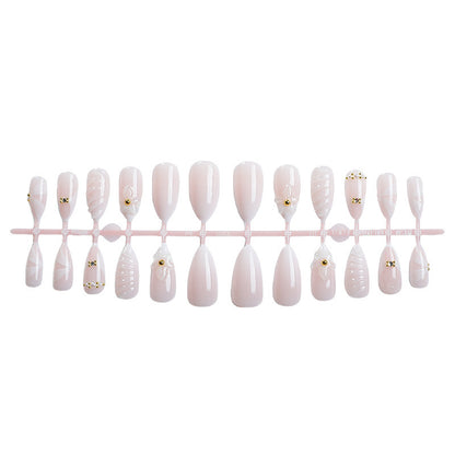 Kunstnagelset mit eleganten floralem Design und luxuriösen Akzenten Brehn