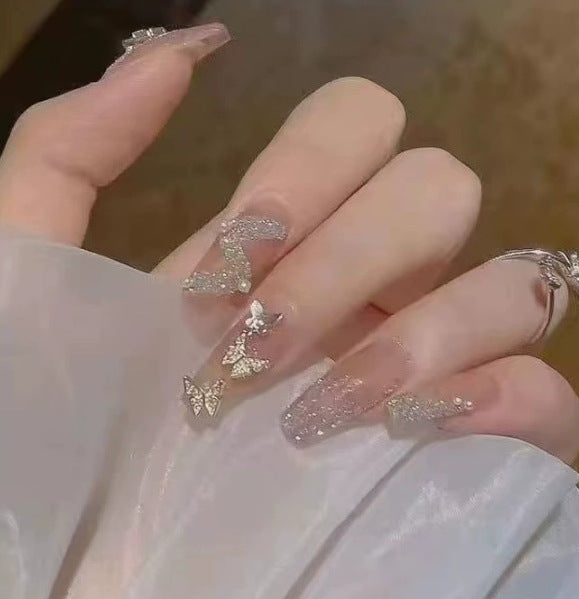 Elegantes Nageldesign mit Perlenverzierung Brehn