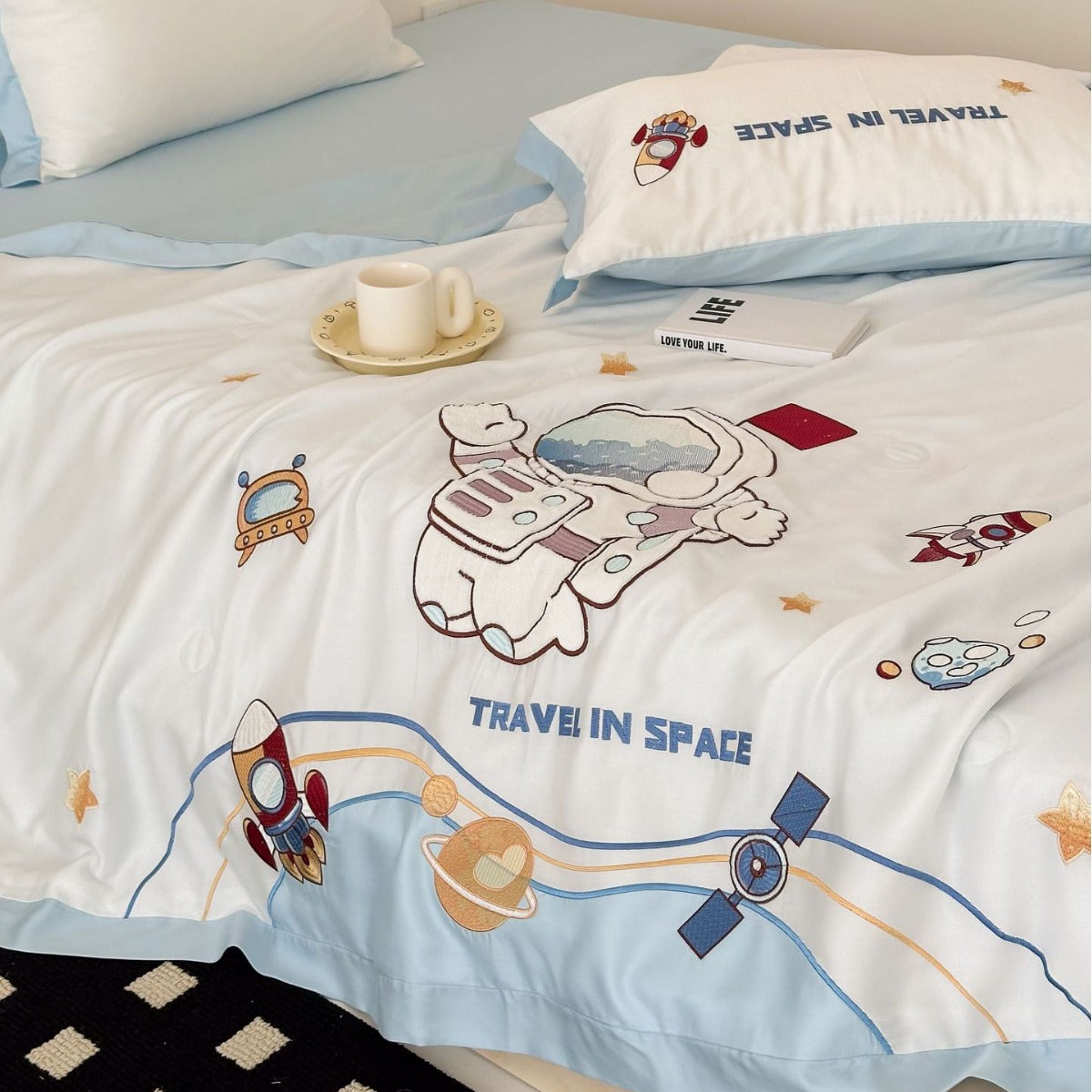 Kinder-Bettwäsche-Garnitur mit gesticktem Astronauten- und Weltraummotiv aus Baumwollsatin Brehn
