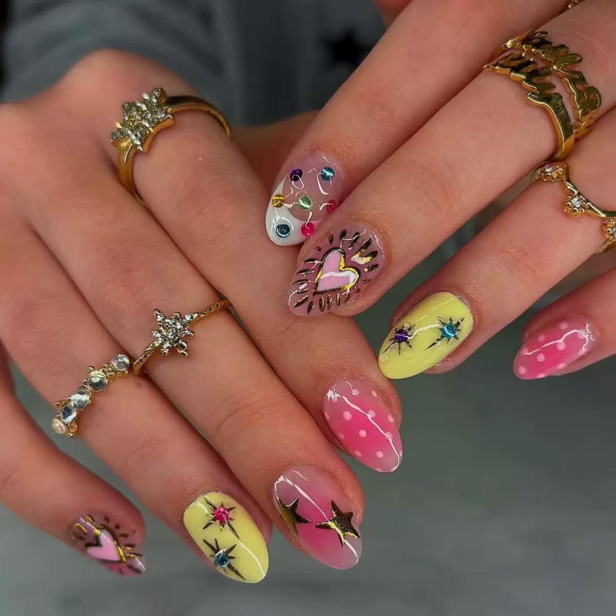 Kunstnagelset mit kreativen 3D-Motiven und Glitzerakzenten Brehn