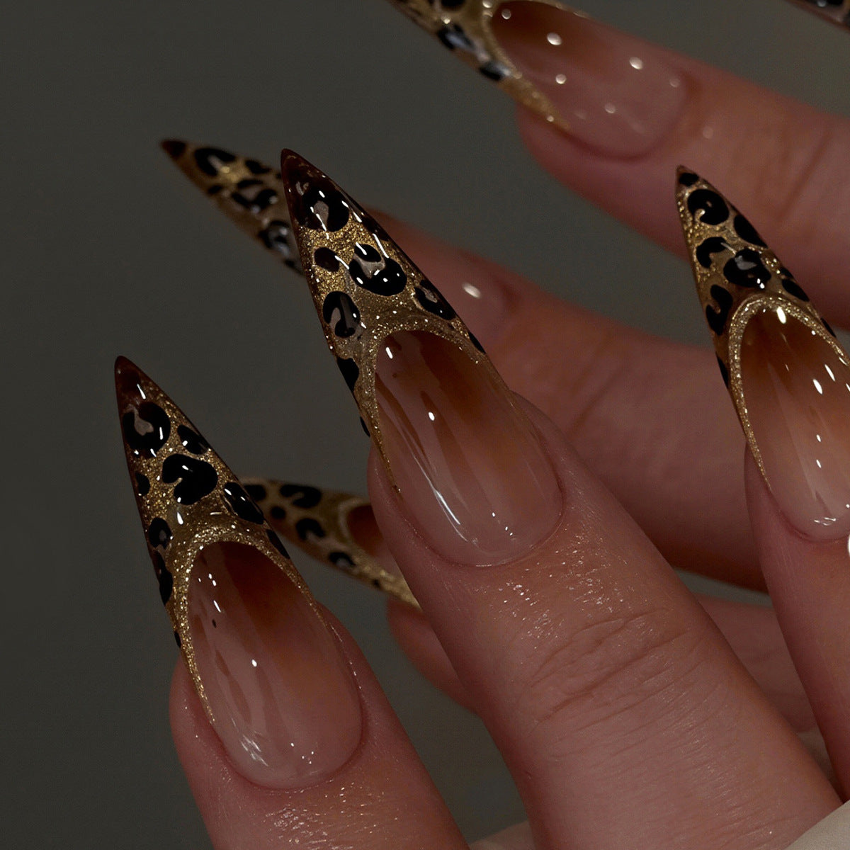 Elegantes Stiletto-Nagelkunstset mit Gold- und Leopardenakzenten Brehn