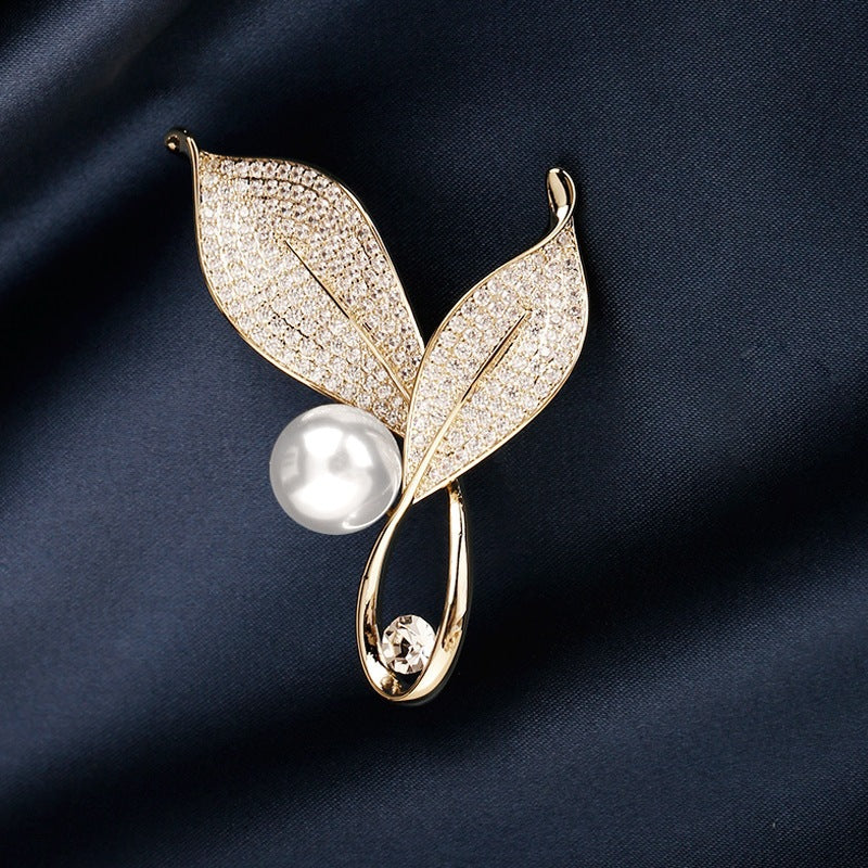 Elegante und Glamouröse Brosche mit Perlen und Kristallen Brehn