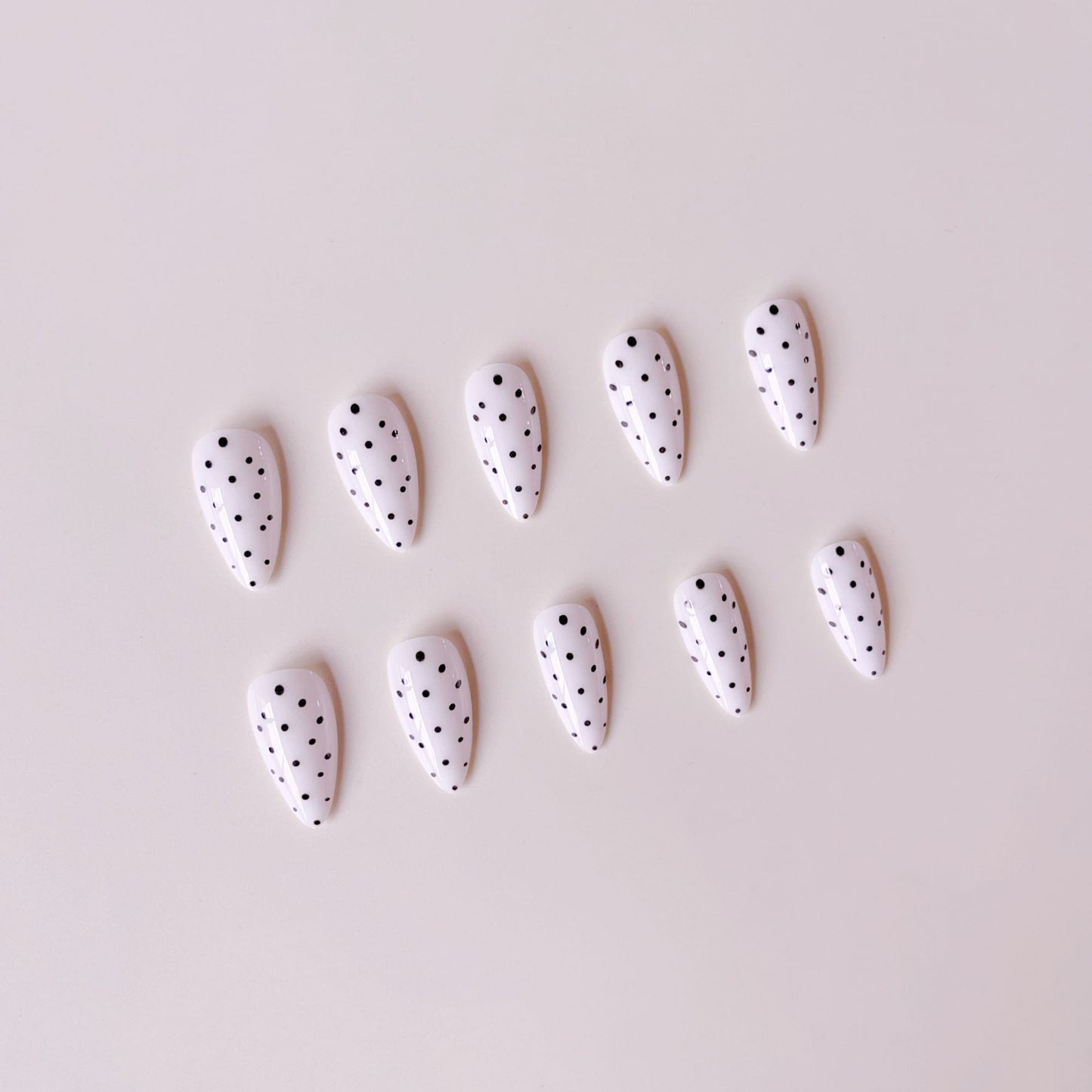 Kunstnagelset mit stilvollem Punktedesign Brehn