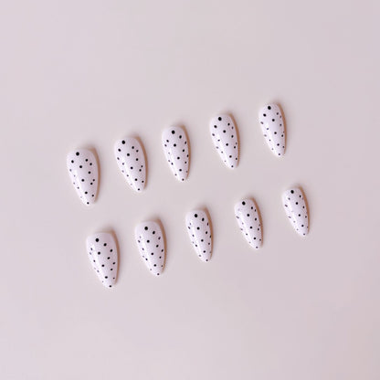 Kunstnagelset mit stilvollem Punktedesign Brehn