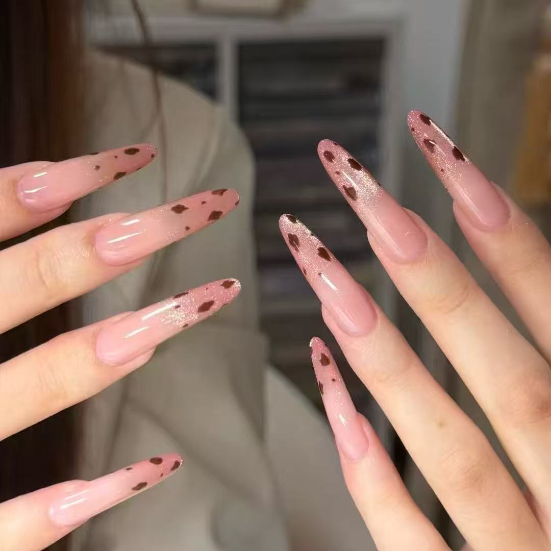 Künstlerische Lange Stiletto-Nagelverzierungen Brehn
