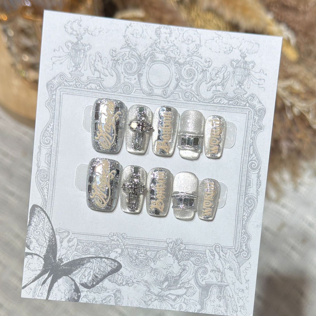 Metallic Press-On Nagelset mit dekorativen silbernen Akzenten Brehn