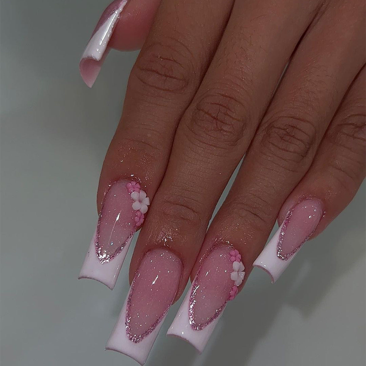 Kunstvolle Nagelverlängerungen mit Glitzer- und Blumenakzenten Brehn