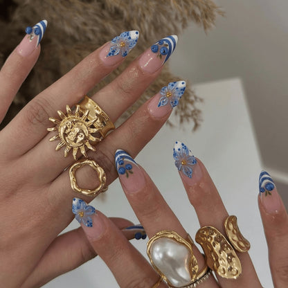 Kunstvolle Nagelgestaltung mit floralen und maritimen Elementen Brehn